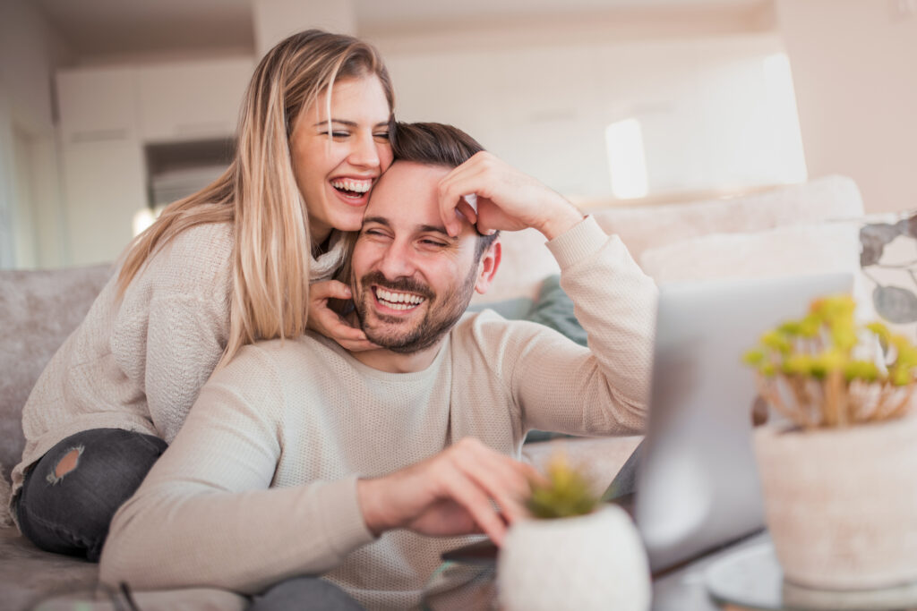 How to Read the Signs She’s Into You